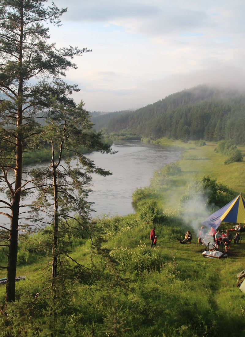 Tenda camping berderet di tepi Sungai Kromong Gubug Marawati Pacet